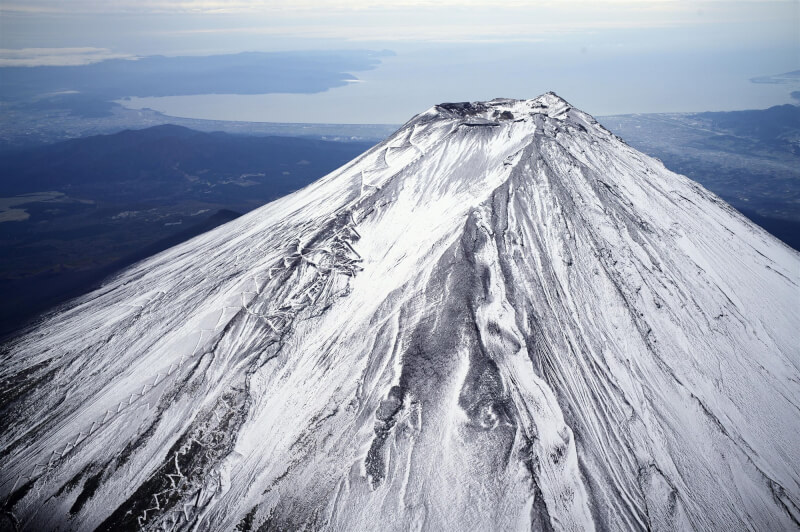 日本富士山山頂23日被白雪覆蓋。(共同社)
