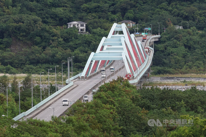 圖為位於立霧溪下游的太魯閣大橋。(中央社檔案照片)