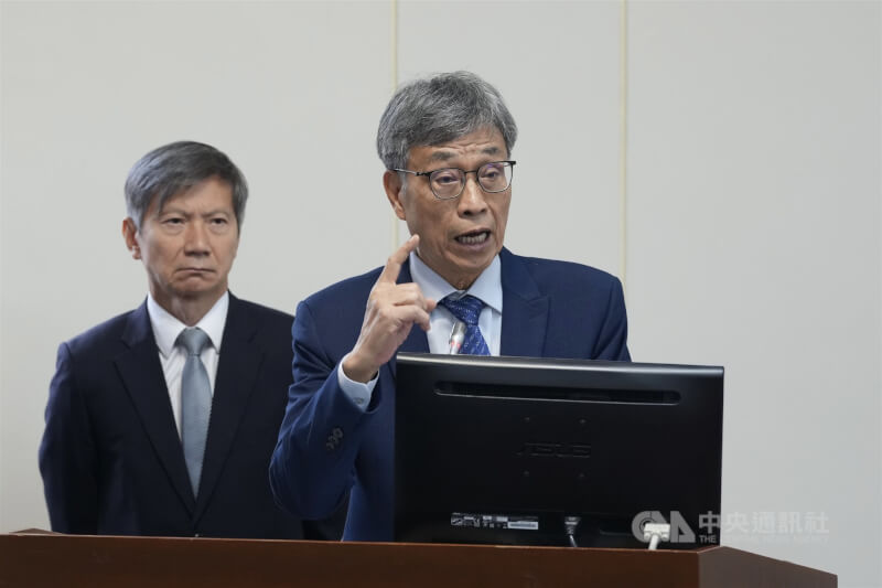 農業部長陳駿季(右)與關務署長彭英偉(左)23日列席立法院經濟委員會,就非洲豬瘟議題回應立委質詢。中央社記者徐肇昌攝 114年10月23日