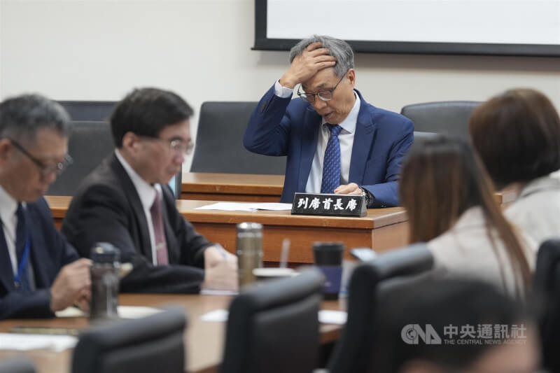 農業部長陳駿季(後)23日列席立法院經濟委員會,就「非洲豬瘟防檢疫後續防疫精進作為」進行報告並備質詢。中央社記者徐肇昌攝 114年10月23日