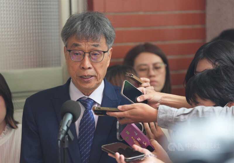 台灣爆發疑似首例非洲豬瘟案例,外界質疑台中市府採樣時程延宕;農業部長陳駿季(左)23日在立法院接受媒體聯訪指出,目前疫調仍在進行中,但依據法規,當豬場有異常時,地方政府動保處就有權到豬場檢查。中央社記者徐肇昌攝 114年10月23日