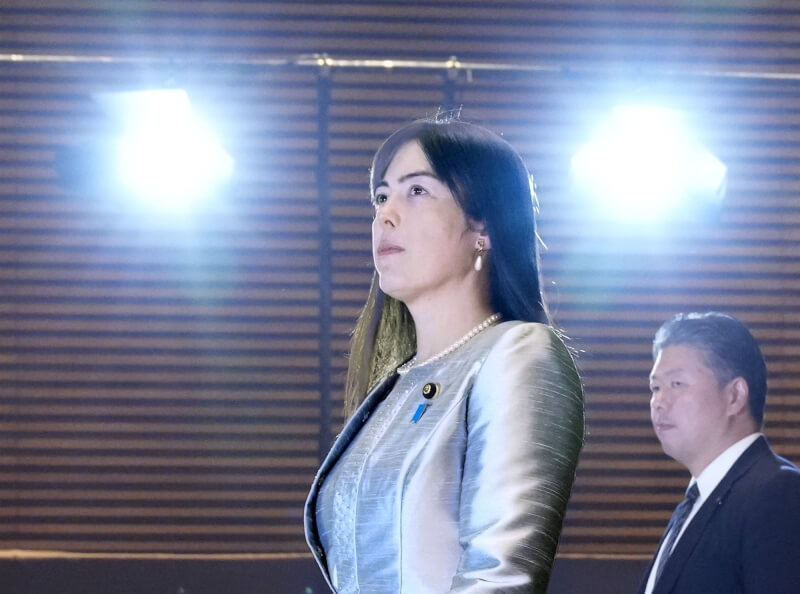 日本新任經濟安全保障擔當大臣小野田紀美(中)。(共同社)
