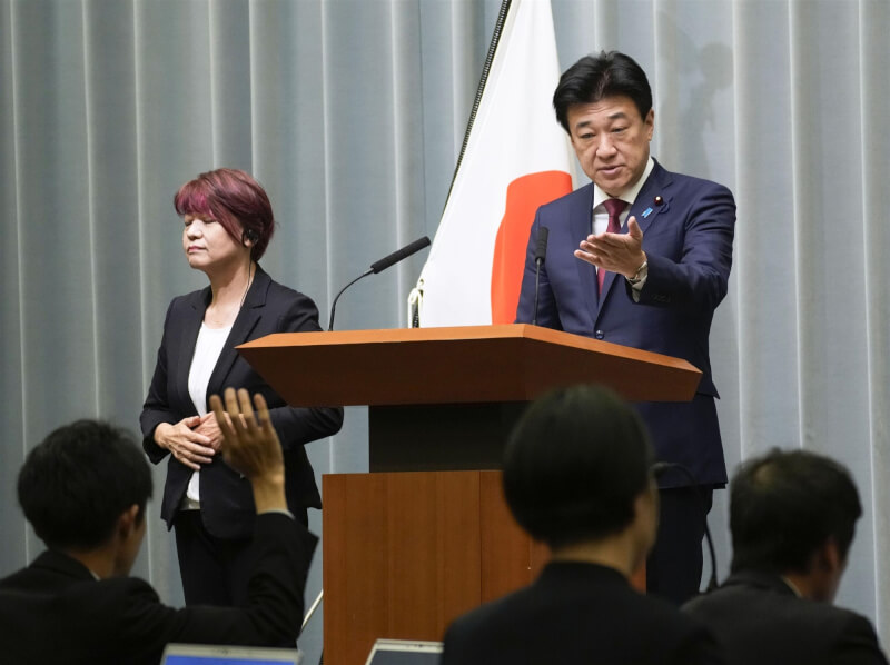 日本內閣官房長官木原稔(右)22日舉行記者會,會中提及與台灣關係。(共同社)
