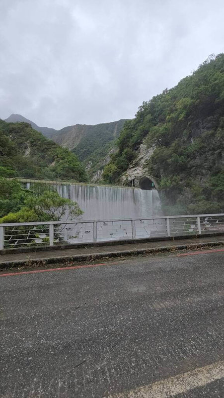 林業及自然保育署花蓮分署23日下午解除溪燕子口堰塞湖紅色警戒,台8線靳珩隧道、魯丹橋則因仍溢流,持續封閉。(林業及自然保育署花蓮分署提供)中央社記者張祈傳真 114年10月23日