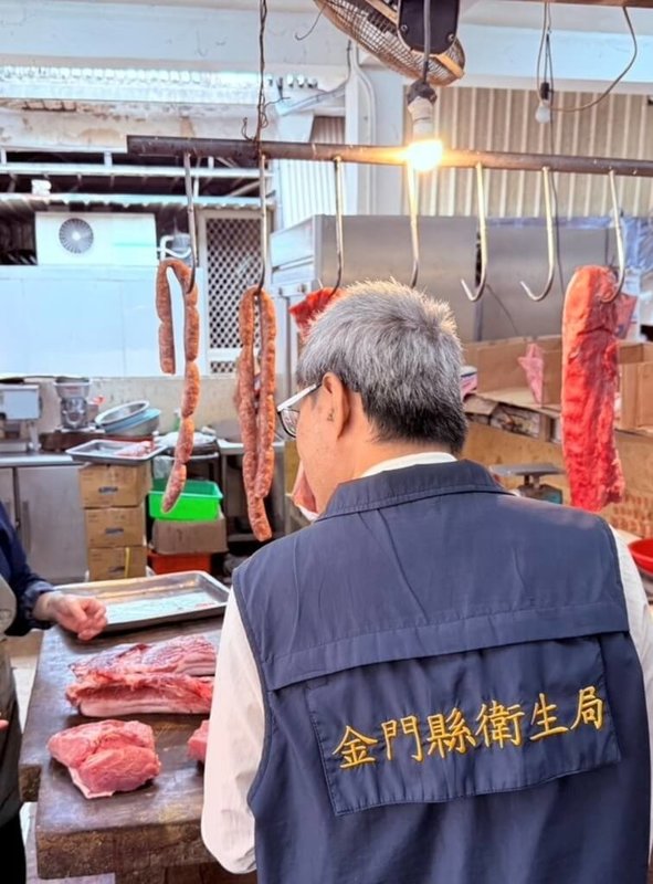 台中出現疑似非洲豬瘟案例,金門縣衛生局建立例行與機動並行的稽查機制,查核市售豬肉攤、豬肉製品與餐飲場所肉品來源,並針對屠宰證明書、產地標示溯源管理,1日至23日累計查核46家次,皆符合規定。(金門縣衛生局提供)中央社記者吳玟嶸傳真 114年10月23日