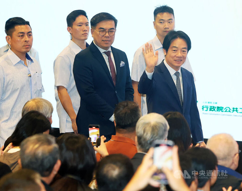 總統賴清德(前右)23日在台北受邀出席「2025亞太循環經濟論壇暨熱點閉幕式」,賴總統由環境部長彭啓明(前右2)陪同進入會場,並向與會來賓揮手致意。中央社記者郭日曉攝 114年10月23日