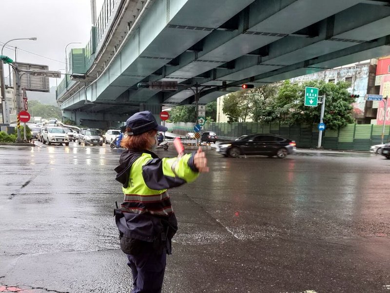 新北市政府警察局土城分局24日表示,因應光復節連續假期,出動警力在國3土城交流道周邊替代道路,紓解國道儀控管制造成的間歇性車流。(警方提供)中央社記者黃旭昇新北市傳真 114年10月24日