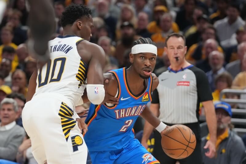 美國職籃NBA奧克拉荷馬雷霆當家球星亞歷山大(中)23日飆出生涯新高55分,率隊取得勝利。(美聯社)