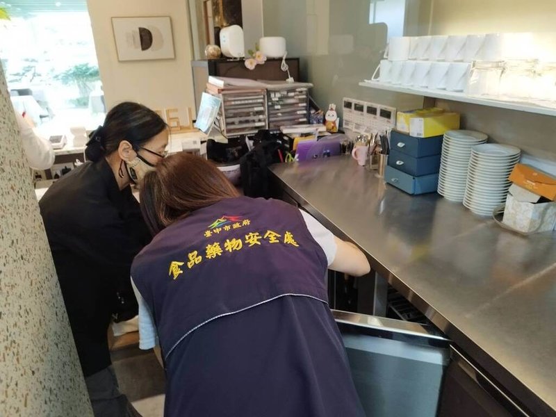 台中市西區某法式餐廳發生疑似食品中毒事件,13人出現嘔吐、腹瀉等症狀。食品藥物安全處24日派員稽查,查獲溫度紀錄未落實等缺失。(民眾提供)中央社記者趙麗妍傳真 114年10月24日