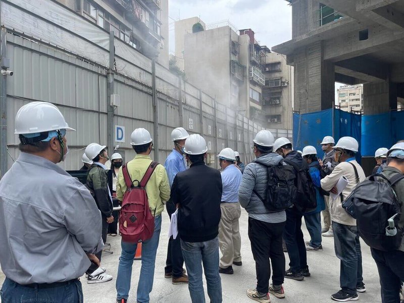 議員指出,台北市工地常鄰近民宅,但市府對工地施工噪音及粉塵規範鬆散;建築管理工程處表示,將與環保局研議可執行方式及管制時間等內容。圖為環保局先前舉辦工地科技化污染管理觀摩。(環保局提供)中央社記者劉建邦傳真 114年10月24日