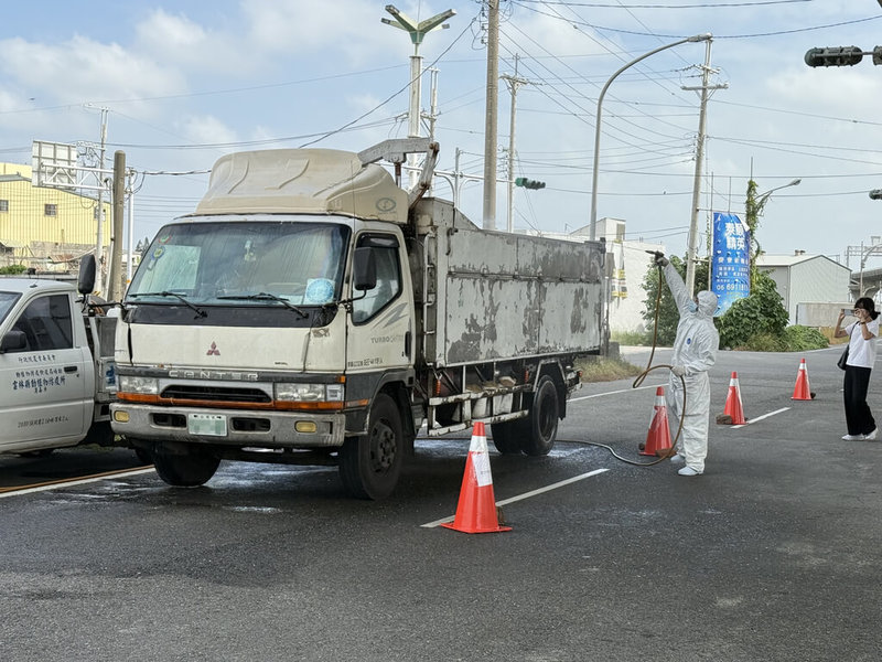 雲林縣政府24日起在台61線西濱快速道路與縣道153線路口設置消毒站，針對進入縣內的化製車進行清消，並檢視車輛防漏密閉、消毒設備，防堵非洲豬瘟。（民眾提供）中央社記者蔡智明傳真　114年10月24日