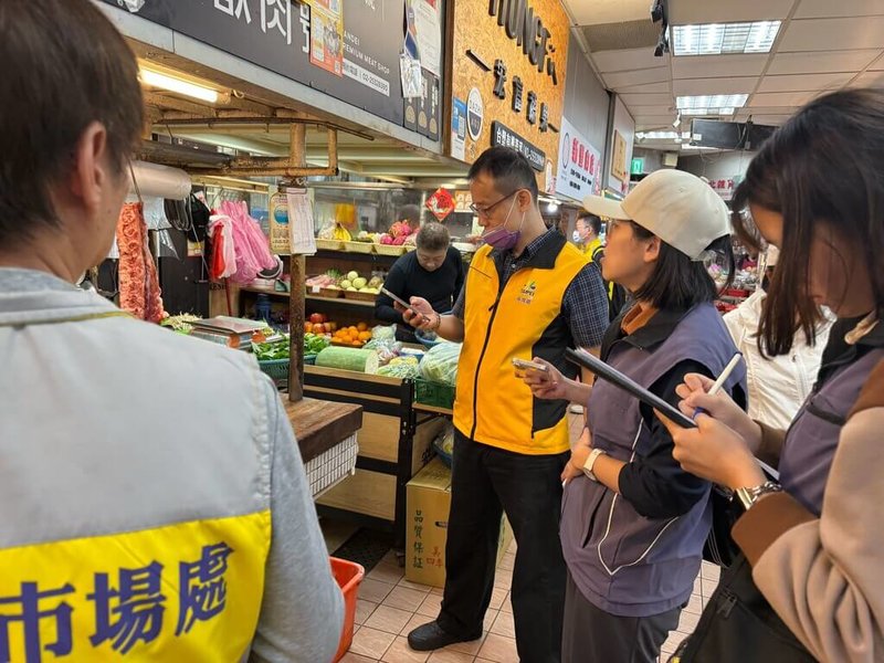 台中有養豬場檢出非洲豬瘟病毒陽性反應,台北市市場處24日持續與衛生局、動保處及警察局前往士林市場、大直市場及北投市場的豬肉攤位稽查,多數業者因禁宰禁運自行停業,有營業攤販則未發現異常情形。(台北市市場處提供)中央社記者劉建邦傳真 114年10月24日