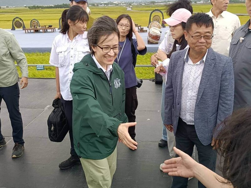 台東縱谷年度盛事「池上秋收稻穗藝術節」將展開,24日率先舉辦鄉親場,副總統蕭美琴(前中)也低調現身共襄盛舉。(池上鄉公所提供)中央社記者盧太城台東傳真 114年10月24日