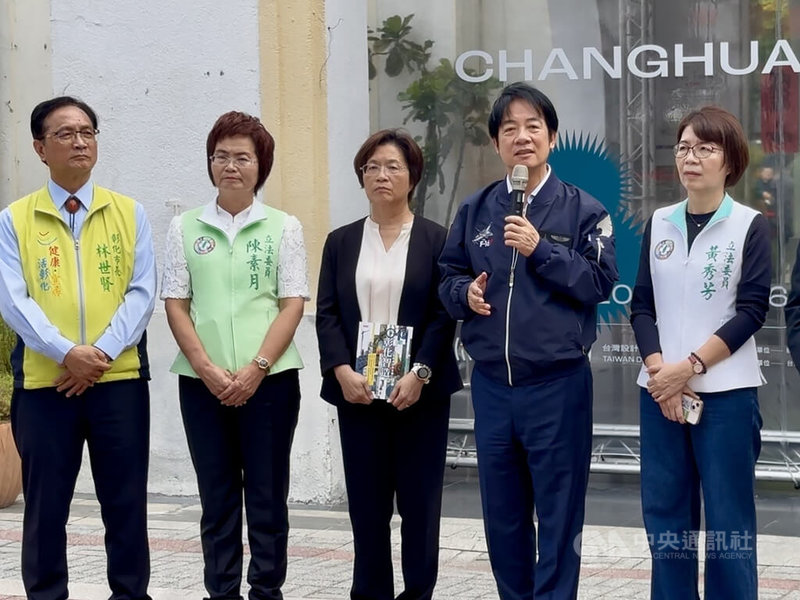 總統賴清德(右2)24日在彰化縣長王惠美(中)等人陪同下參觀台灣設計展,致詞時針對非洲豬瘟發表談話,呼籲大家團結合作,正確防疫即有能力控制疫情,對台灣產業衝擊降到最低。中央社記者鄭維真攝 114年10月24日