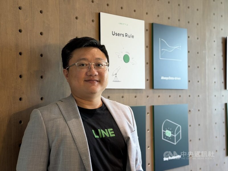 LINE台灣資安長劉威成接受中央社採訪表示,2023年以前詐騙集團的攻擊目標大多數為一般消費者,從2024年開始鎖定中小企業商家及擁有龐大觀眾群的網紅,威脅範圍持續擴大。中央社記者吳家豪攝 114年10月24日