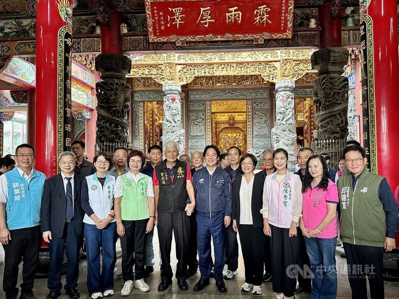 總統賴清德(前右5)24日下午前往彰化縣伸港鄉福安宮參香祈福,並贈匾「霖雨厚澤」,縣長王惠美(前右4)及民進黨立委黃秀芳(前左3)、陳素月(前左4)、陳秀寳(前右3)等人與會。中央社記者鄭維真攝 114年10月24日