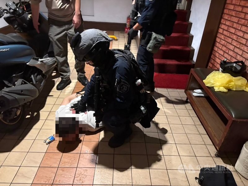 新北市新莊區22日發生槍擊案釀1死,警方23日清晨在三重區某汽車旅館與霹靂小組強勢攻堅逮捕3嫌,依殺人罪嫌等移送偵辦。(翻攝照片)中央社記者曹亞沿傳真 114年10月24日