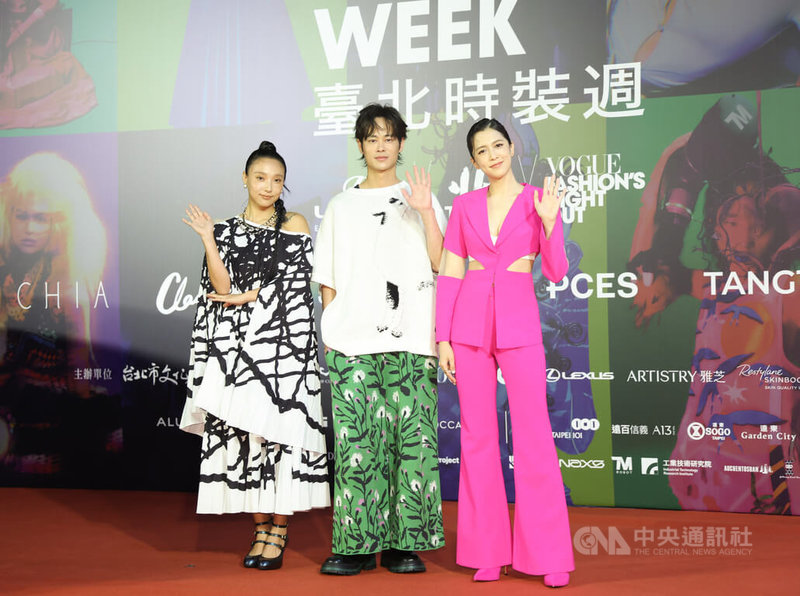 藝人夏騰宏(中)、李雪(左)、劉奕兒(右)24日在台北流行音樂中心,出席2025台北時裝週跨界時尚大秀,於星光大道揮手致意。中央社記者張新偉攝 114年10月24日