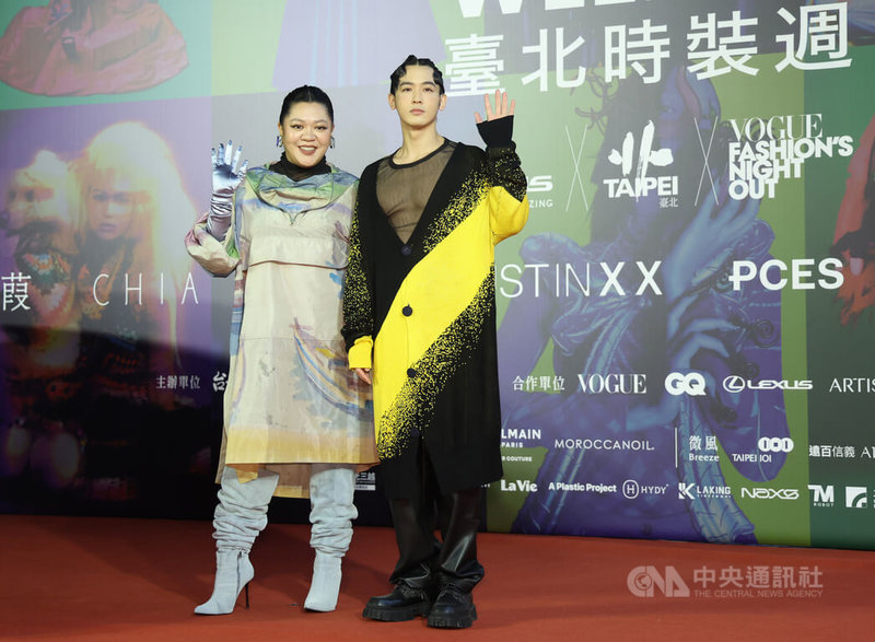 2025台北時裝週閉幕跨界時尚大秀24日在台北流行音樂中心登場,藝人吳思賢(右)與Amanda劉紀範(左)盛裝出席,在星光大到開心留影。中央社記者張新偉攝 114年10月24日