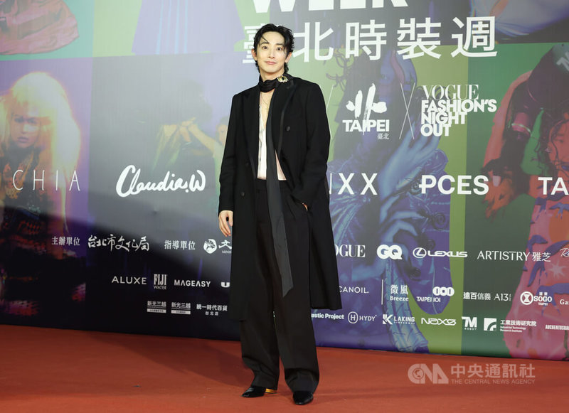 2025台北時裝週以Fashion Romantasy為主題,24日在台北流行音樂中心舉行跨界時尚大秀,韓星李洙赫(圖)身穿長版西裝外套,搭配深V上衣走上星光大道。中央社記者張新偉攝 114年10月24日