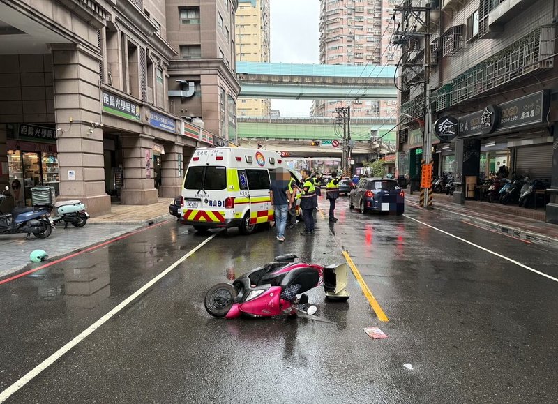 新北市板橋區一名機車騎士今天行經長江路一段時,被社區大樓掉落的紗窗砸中,所幸治療後並無生命危險。(民眾提供)中央社記者黃旭昇新北市傳真 114年10月24日