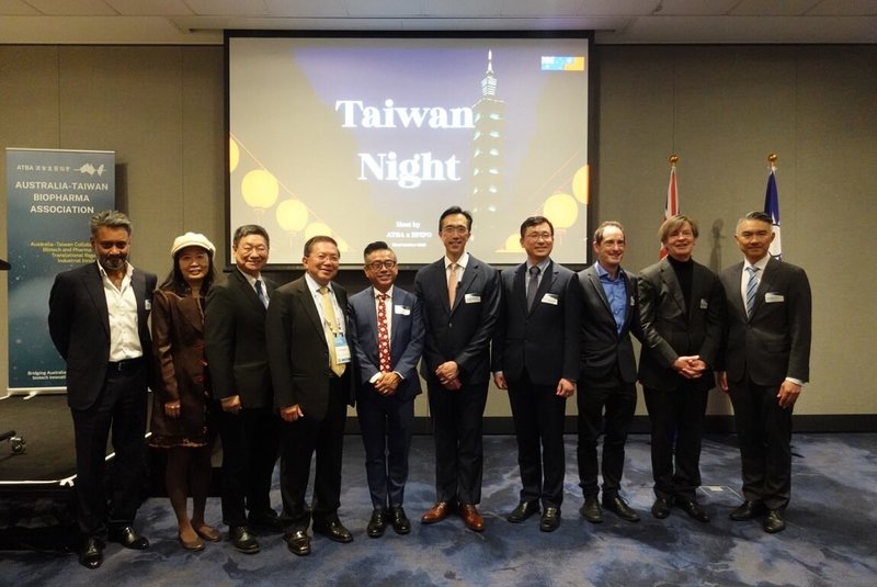 澳洲國際生技大會設置「台灣館」並舉行「台灣之夜」;駐澳代表徐佑典(右5)強調,台、澳雙邊科技與產業合作正在持續深化。(駐澳大利亞代表處提供)中央社記者丘德真雪梨傳真 114年10月24日