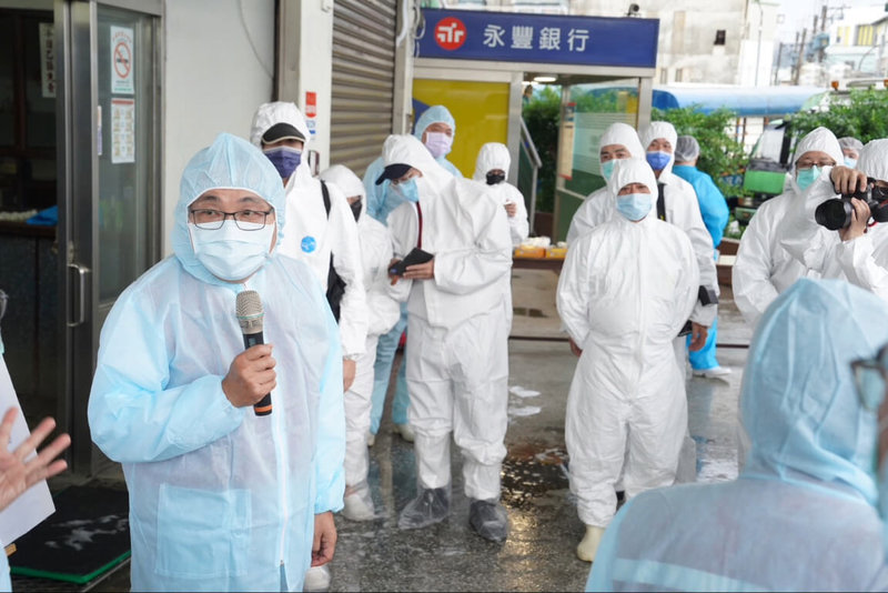 新北市防堵非洲豬瘟,市長侯友宜(左)23日至樹林肉品市場視察,並在晚間召集動保處、衛生局等各局處開會,強化通報、屠宰監測、廚餘管理及食安稽查。(新北市動保處提供)中央社記者曹亞沿傳真 114年10月24日
