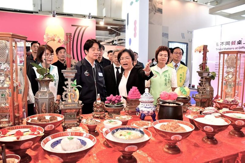 總統賴清德(前左2)24日在彰化縣長王惠美(前右2)、民進黨立委黃秀芳(前左)與陳素月(前右)等人陪同下,參觀台灣設計展彰化展區。(彰化縣政府提供)中央社記者鄭維真傳真 114年10月24日