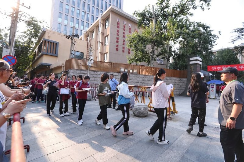 中國教育部23日公布「進一步加強中小學生心理健康工作十條措施」,明定不得以考試成績對學生進行排名,並表示要有序推進「中考」改革,緩解學生和家長升學焦慮。圖為6月24日,北京市初中學業水平考試開考。(中新社提供)中央社 114年10月24日