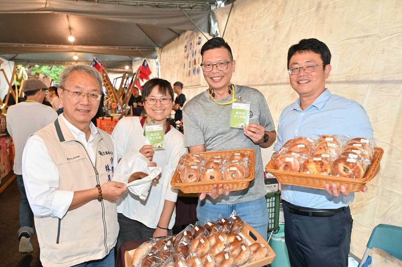 創意市集「2025宜蘭咖啡日-與農共舞」24日起一連3天在宜蘭市化龍一村登場,超過60個攤位販售具宜蘭特色的手沖咖啡、手工貝果等,代理縣長林茂盛(前左)走訪參觀。(宜蘭縣政府提供)中央社記者沈如峰宜蘭縣傳真 114年10月24日