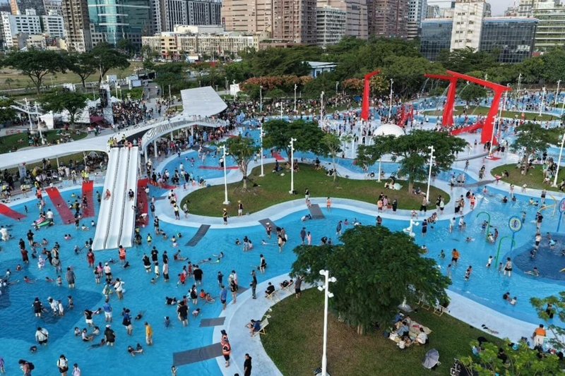 2025高雄海洋派對24日在高雄港邊登場,親水新地標「星光水岸公園」也開放試營運,採「水陸雙主題」設計,玩水同時可欣賞港景風光,許多民眾帶著小朋友一起同樂。(高雄市海洋局提供)中央社記者林巧璉傳真 114年8月24日