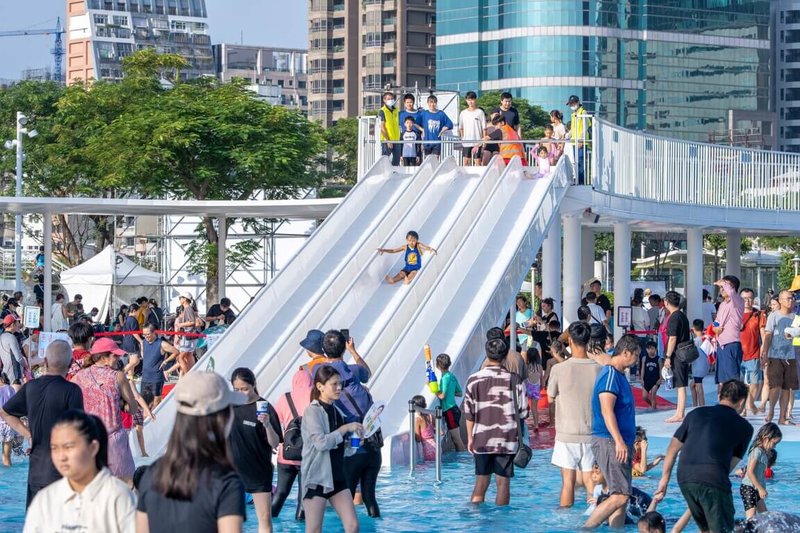 2025高雄海洋派對24日在高雄港邊登場,親水新地標「星光水岸公園」也開放試營運,設有多項水上遊具、滑水道與無邊際鞦韆拍照區等熱門設施。(高雄市海洋局提供)中央社記者林巧璉傳真 114年8月24日