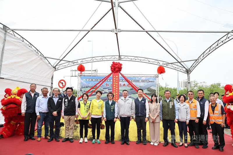 行政院長卓榮泰(左8)24日出席國道8號台南系統交流道改善及跨南133線路口立體化工程動土祈福典禮,期待工程如期如質完成。中央社記者張榮祥台南攝 114年10月24日