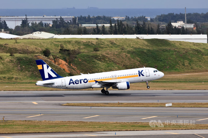 花蓮縣政府114年5月與可依航空公司(Aero K)簽署啟動直航合作備忘錄,相隔5年再次重啟直飛韓國班機,11月13日起每週2航班飛往仁川機場。圖為日前在桃園國際機場起飛的可依航空航機。中央社記者黃名璽攝 114年10月24日