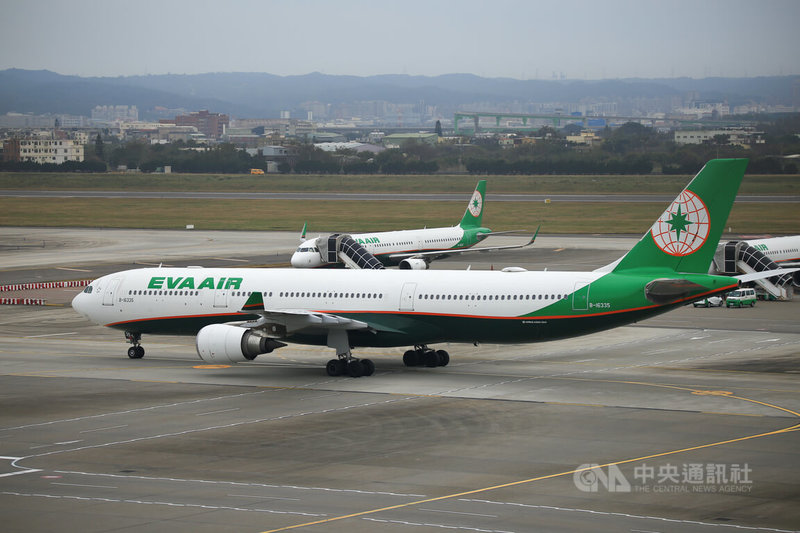 一名長榮航空空服員抱病上班返台後離世,長榮航空已完成調查報告,將研議即時解除組員任務機制與加發津貼給同班機組員,以及年底前調整考評制度。圖為日前在桃園國際機場拍攝的長榮航機。中央社記者黃名璽攝 114年10月24日