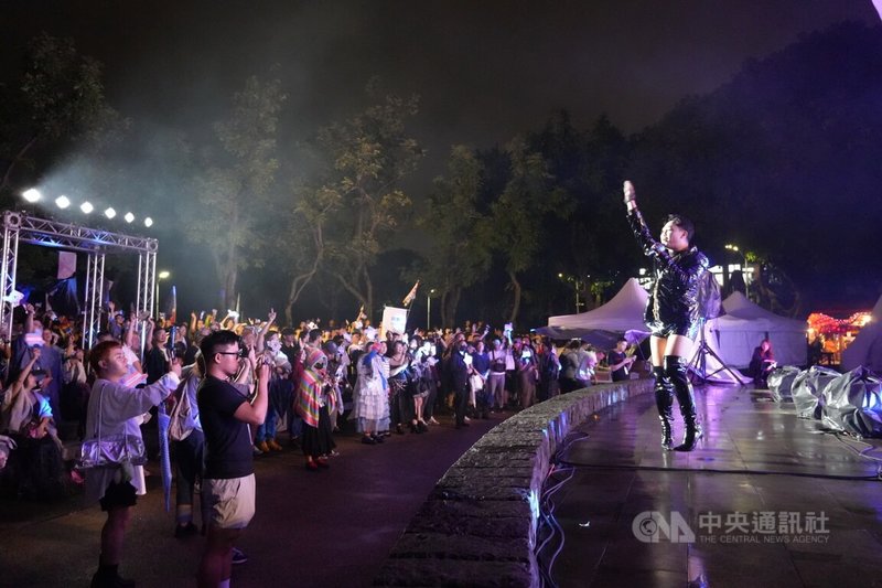 第7屆台灣跨性別遊行24日晚間在台北熱鬧登場,吸引大批民眾參與響應,網紅那那大師(右)帶來熱情開場表演,炒熱現場氣氛。中央社記者陳至中攝 114年10月24日