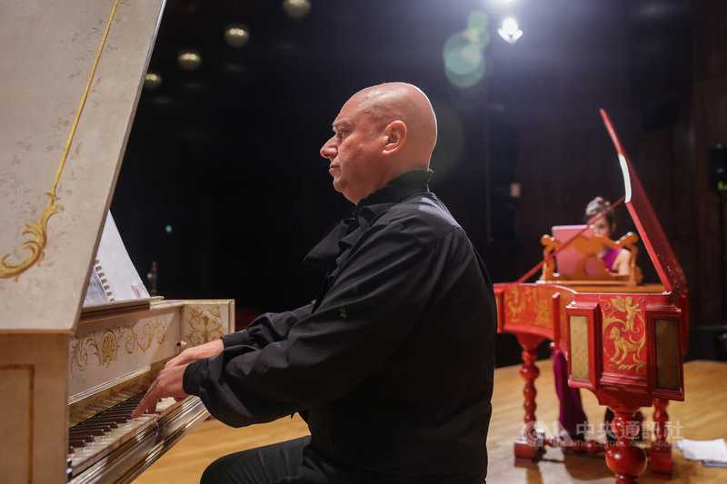 義大利大鍵琴家布塞提尼(Alberto Busettini)(前)為拉迪奇藝術節總監,自幼對大鍵琴與早期音樂懷抱熱情,也長期推廣早期聲樂與器樂曲目。中央社記者裴禛攝 114年10月24日