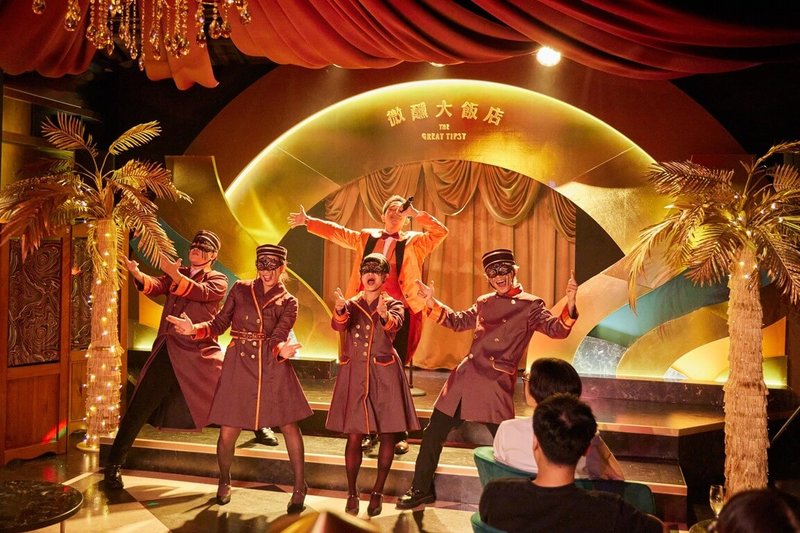 高雄市哈瑪星貿易商大樓變身科技實驗體驗館,文化局24日起推出首檔定目表演「微醺大飯店 The Great Tipsy」,共90分鐘演出結合了劇場表演、調酒、AI科技等沉浸式體驗,讓人彷彿走入一場電影。(高雄市文化局提供)中央社記者林巧璉傳真 114年10月24日