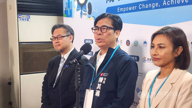非洲豬瘟疑現蹤台灣,高雄市長陳其邁(中)24日表示,防疫工作視同作戰,不能有任何破口,需要中央地方緊密配合,他也建議未來不要再使用廚餘餵豬,「這是高雄市政府的建議」。中央社記者洪學廣攝 114年10月24日