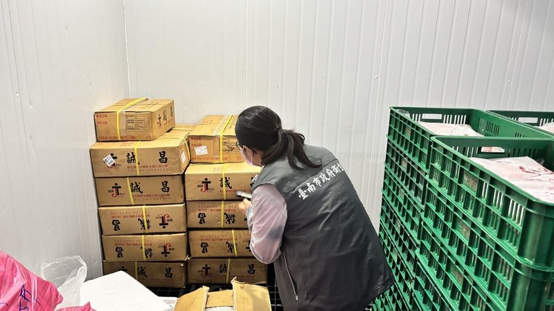 台中梧棲養豬場出現首例疑似非洲豬瘟案例,台南市政府衛生局23日啟動稽查,進行豬肉來源及屠宰證明查核。(台南市政府提供)中央社記者張榮祥台南傳真 114年10月24日