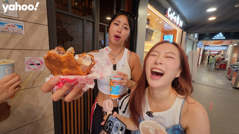 韓國YouTuber咪蕾(右)在節目「Yahoo x 咪蕾」中,帶著近期韓國爆紅的陸軍女軍官Sunny(左)遊台灣,體驗超級台灣味「雞排配珍奶」。(Yahoox咪蕾提供)中央社記者洪素津傳真 114年10月24日