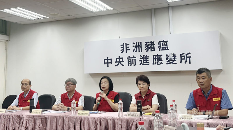 農業部與台中市政府24日在台中市南區非洲豬瘟前進應變所召開記者會,說明非洲豬瘟防疫作為。中央社記者趙麗妍攝 114年10月24日
