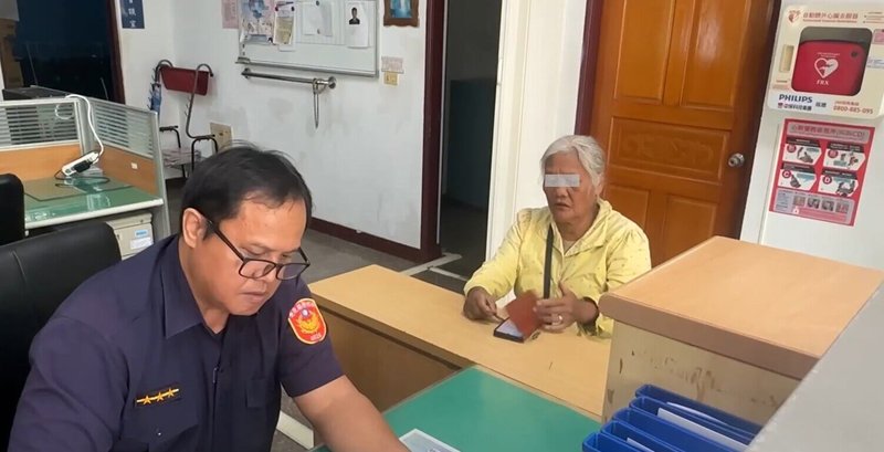 行政院普發現金1萬元作業,台東縣大武警分局金峰分駐所開放預約登記,24日上午近百名民眾前往登記造冊。(民眾提供)中央社記者盧太城台東傳真 114年10月24日