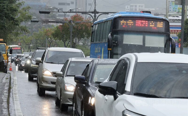 光復節連假首日,國道5號石碇南向入口24日零時到中午12時限大客車通行,不少用路人沒注意資訊,24日上午在國道5號石碇南向入口處塞車。中央社記者張皓安攝 114年10月24日