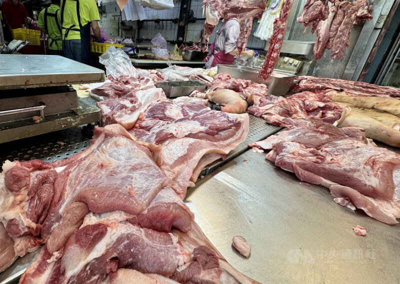 圖為北市萬華區傳統市場豬肉攤商。(中央社檔案照片)