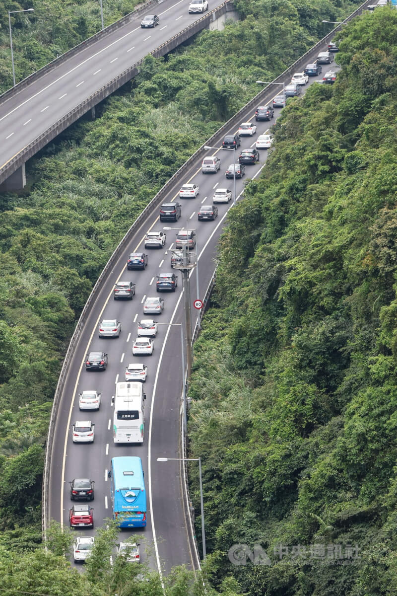 圖為國道5號石碇坪林段4月29日車多情形。(中央社檔案照片)