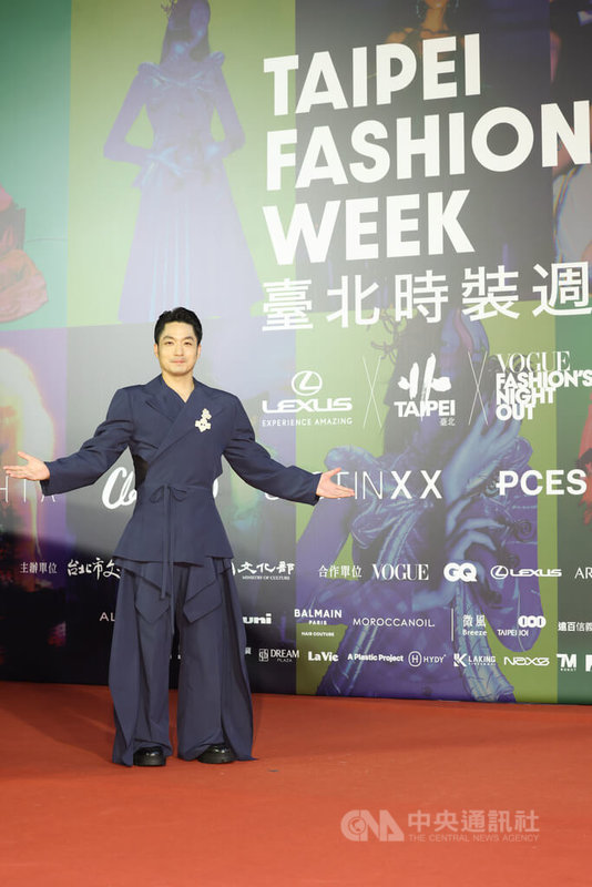 2025台北時裝週閉幕跨界時尚大秀24日在台北流行音樂中心登場,以Fashion Romantasy為題,台北市長蔣萬安(圖)也盛裝出席,亮相星光紅毯。中央社記者張新偉攝 114年10月24日