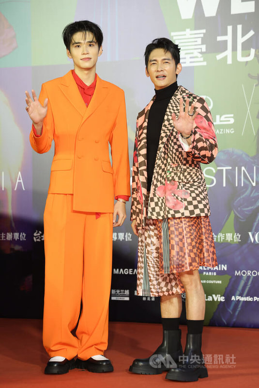 2025台北時裝週跨界時尚大秀24日在台北流行音樂中心舉行,藝人温昇豪(右)、王品澔(左)會前亮相星光大道紅毯,一同揮手致意。中央社記者張新偉攝 114年10月24日