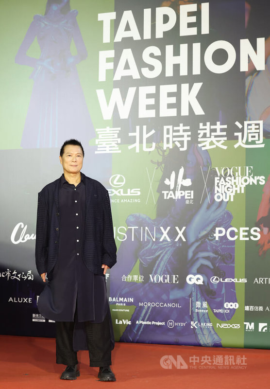 2025台北時裝週跨界時尚大秀24日晚間在台北流行音樂中心表演廳舉行,以Fashion Romantasy為題,台北市文化局長蔡詩萍(圖)會前走上星光大道。中央社記者張新偉攝 114年10月24日