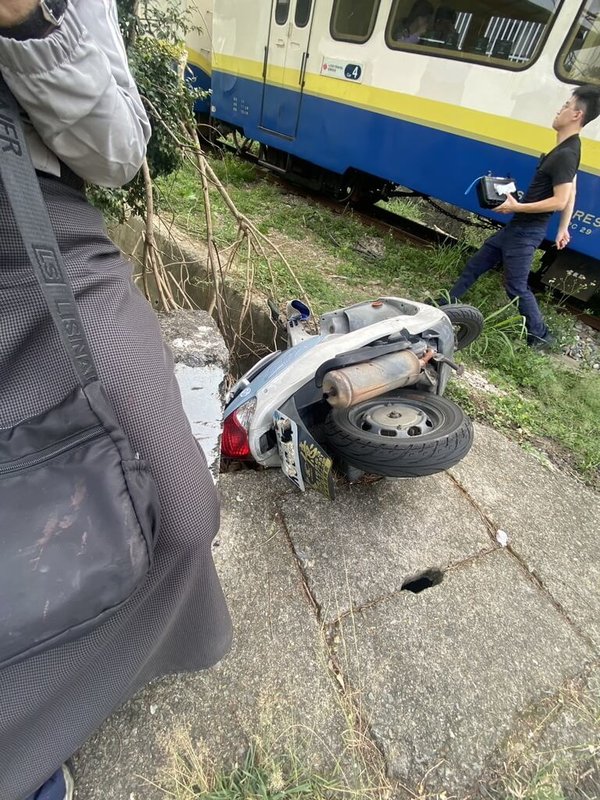 嘉義縣6旬婦女24日騎乘機車由灣橋村前往竹崎市區,途中未注意平交道遮斷桿已降下且沒聽到警鈴聲,煞車不及直接撞上,車輛倒地後連人帶車滑至鐵軌旁水溝,婦人身體多處擦挫傷,自行就醫。(警方提供)中央社記者蔡智明傳真 114年10月24日
